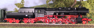 [Lokomotivy] → [Parní] → [BR 52] → 500512: černá s kouřovými plechy a s červeným pojezdem „Dampflokfreunde BerlinR