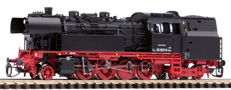 [Lokomotivy] → [Parní] → [BR 83] → 47121: parní lokomotiva černá s červeným pojezdem a kouřovými plechy