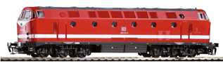 [Lokomotivy] → [Motorové] → [BR 119] → 47342: červená s bílým proužkem, černá střecha a pojezd