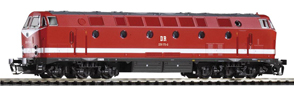 [Lokomotivy] → [Motorové] → [BR 119] → 47343: červená s bílým proužkem, černá střecha a pojezd