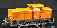 [Lokomotivy] → [Motorové] → [V 60] → 501283: dieselová lokomotiva oranžová s dvěma červenými proužky, černý rám