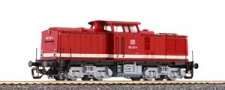 [Lokomotivy] → [Motorové] → [V 100] → 02594: červená s bílým pruhem, černým rámem a šedými podvozky
