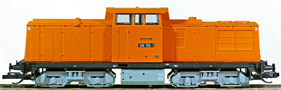 [Lokomotivy] → [Motorové] → [V 100] → 500868: dieselová lokomotiva oranžová s černým rámem, šedý pojezd