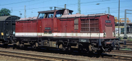 [Lokomotivy] → [Motorov] → [V 100] → 502187: dieselov lokomotiva erven s blm proukem a s pomocnm pohonem