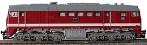 [Lokomotivy] → [Motorové] → [BR 120] → 02564: červená s bílým pruhem, šedou střechou a pojezdem, nákladní lokomotiva