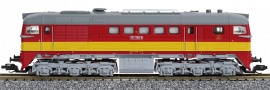 [Lokomotivy] → [Motorové] → [BR 120] → 500702: dieselová lokomotiva červenohnědá se žlutým pásem, šedou střechou a pojezdem