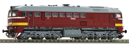 [Lokomotivy] → [Motorové] → [BR 120] → 36520: dieselová lokomotiva červená s šedou střechou a pojezdem, oranžový pás na čelech