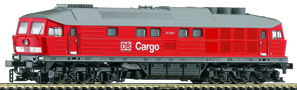 [Lokomotivy] → [Motorové] → [BR 132] → 36221: dieselová lokomotiva červená s tmavěšedým pojezdem a šedou střechou