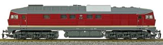 [Lokomotivy] → [Motorové] → [BR 132] → 36203: dieselová lokomotiva červená s krémovým proužkem, tmavě šedá střecha a pojezd