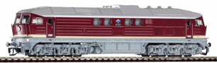 [Lokomotivy] → [Motorové] → [BR 132] → 47327: dieselová lokomotiva červená s krémovým proužkem, šedá střecha a pojezd