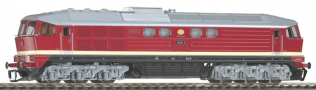 [Lokomotivy] → [Motorové] → [BR 132] → 47328: dieselová lokomotiva červená s krémovým proužkem, šedá střecha a rám, černý pojezd