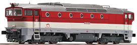[Lokomotivy] → [Motorové] → [T478.3 „Brejlovec”] → 36255: dieselová lokomotiva červená-bílá s šedým rámem, tmavou střechou a pojezdem