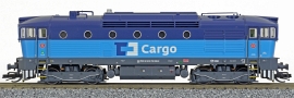 [Lokomotivy] → [Motorové] → [T478.3 „Brejlovec”] → 33320: dieselová lokomotiva modrá s černým rámem a pojezdem