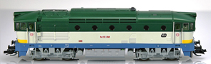 [Lokomotivy] → [Motorové] → [T478.3 „Brejlovec”] → 33384: dieselová lokomotiva v barevné kombinaci zelená-světle šedá, modrý rám
