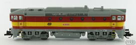 [Lokomotivy] → [Motorové] → [T478.3 „Brejlovec”] → TT750_073: dieselová lokomotiva červená s výstražným pruhem, šedá střecha, rám a pojezd