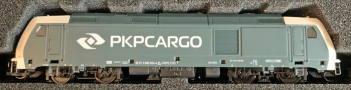 [Lokomotivy] → [Motorové] → [BR 246] → 501434: dieselová lokomotiva antracitová s logem „PKPCARGO“
