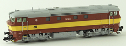 [Lokomotivy] → [Motorové] → [T478.1 „Bardotka”] → 33414: dieselová lokomotiva červená s výstražným pruhem, šedá střecha