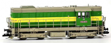 [Lokomotivy] → [Motorové] → [T466.2/T448.0] → 501961: dieselová lokomotiva v zeleném provedení se žlutým pruhem, šedá střecha, rám a pojezd