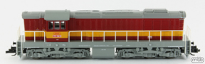 [Lokomotivy] → [Motorové] → [T669.0 (770)] → ZSR-771-194: dieselová lokomotiva červená s výstražným pruhem, šedá střecha, rám a pojezd