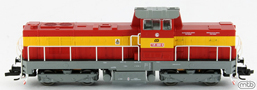 [Lokomotivy] → [Motorové] → [T466.0 (735)] → CD 735 098: dieselová lokomotiva červená s výstražným pruhem, šedá střecha, rám a pojezd