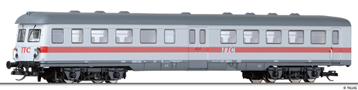 [Osobní vozy] → [Spěšné a osobní] → [4-osé E5] → 500557: bílá s červeným pruhem a šedou střechou