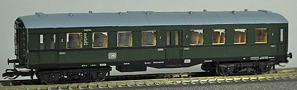 [Osobní vozy] → [Spěšné a osobní] → [4-osé „Altenberg“] → 22243: osobní vůz tmavě zelený s šedou střechou 3. tř.