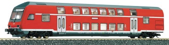 [Osobní vozy] → [Patrové] → [4-osé] → 13797: červený s bílými proužky a dveřmi a s šedou střechou, řídící vůz