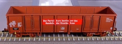[Nákladní vozy] → [Otevřené] → [4-osé Eas] → 501326: červenohnědý s nápisem  „Der Parteikurs bestimmt das Handeln der Eisenbahner“
