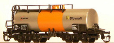 [Nákladní vozy] → [Cisternové] → [4-osé s lávkou Ra] → DD82: šedá s oranžovým pásem „RYKO - Slovnaft”