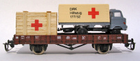 [Nákladní vozy] → [Nízkostěnné] → [2-osé Rm] → TG-1008: červenohnědý s nákladem bedny a automobilu IFA W50 „DRK Hilfszug 177/52