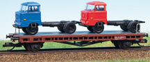 [Nákladní vozy] → [Nízkostěnné] → [Ostatní] → 113071: červenohnědý plošinový s nákladem dvou nákladnách automobilů W50