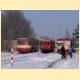 Motorový vůz M131.101 ve stanici Litovel předměstí opět objíždí soupravu vlaku.