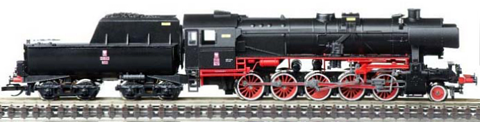[Lokomotivy] → [Parní] → [BR 52] → 501017: černá s kouřovými plechy, červená kola s bílým lemování, st. Krzyż 