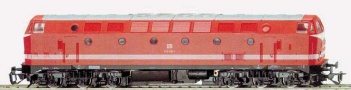 [Lokomotivy] → [Motorové] → [BR 119] → 02553: dieselová lokomotiva červená s bílým pruhem a černým pojezdem