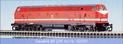 [Lokomotivy] → [Motorov] → [BR 119] → 02550: dieselov lokomotiva erven s blm pruhem a ernm pojezdem