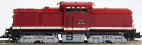 [Lokomotivy] → [Motorové] → [V 100] → 500489: červená s bílým pruhem, černým rámem a šedými podvozky ″FDJ″