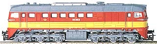 [Lokomotivy] → [Motorové] → [BR 120] → 02562: dieselová lokomotiva červená se žlutým výstražným pásem, šedou střechou a pojezdem
