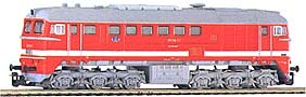 [Lokomotivy] → [Motorové] → [BR 120] → 02565: dieselová lokomotiva červená s bílým pruhem, šedou střechou a pojezdem, nákladní lokomotiva