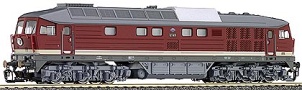 [Lokomotivy] → [Motorové] → [BR 132] → 02790: červená s krémovým pruhem, šedou střechou a šedým pojezdem