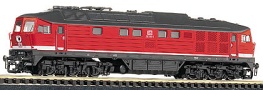 [Lokomotivy] → [Motorové] → [BR 132] → 02646: dieselová lokomotiva červená s bílou linkou, šedou střechou a černým pojezdem