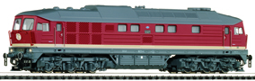 [Lokomotivy] → [Motorové] → [BR 132] → 36205: dieselová lokomotiva červená s bílým pruhem, šedou střechou a pojezdem