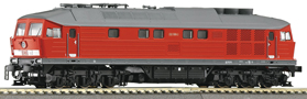 [Lokomotivy] → [Motorové] → [BR 132] → 36215: červená s šedou střechou a rámem, černý pojezd
