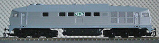[Lokomotivy] → [Motorové] → [BR 132] → 36210: dieselová lokomotiva stříbrná s šedou střechou a rámem a s logem „ITL“