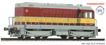 [Lokomotivy] → [Motorové] → [BR 107] → 5075: dieselová lokomotiva červená se žlutým výstražným pásem, šedý rám a pojezd