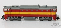 [Lokomotivy] → [Motorové] → [T478.3 „Brejlovec”] → TT753-212: dieselová lokomotiva červená s výstražným pruhem, šedá střecha a podvozky
