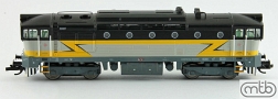 [Lokomotivy] → [Motorové] → [T478.3 „Brejlovec”] → TT754-018: dieselová lokomotiva světle šedá se žlutými blesky,černá střechy, tmavěšedý rám a pojezd
