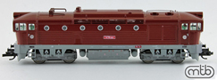 [Lokomotivy] → [Motorové] → [T478.3 „Brejlovec”] → 753_T067: dieselová lokomotiva tmavě červená s šedým rámem a pojezdem