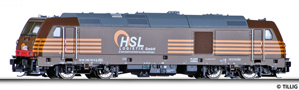 [Lokomotivy] → [Motorové] → [BR 246] → 04938: dieselová lokomotiva hnědá s šedou střechou a logem „HSL Logistik GmbH“