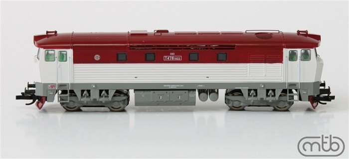 [Lokomotivy] → [Motorové] → [T478.1 „Bardotka”] → TT751-T022: dieselová lokomotiva bílá-červená, šedý rám a podvozky