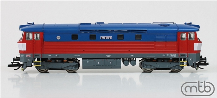 [Lokomotivy] → [Motorové] → [T478.1 „Bardotka”] → TT749-019: dieselová lokomotiva červená-modrá s bílým pásem, tmavěšedý rám a podvozky